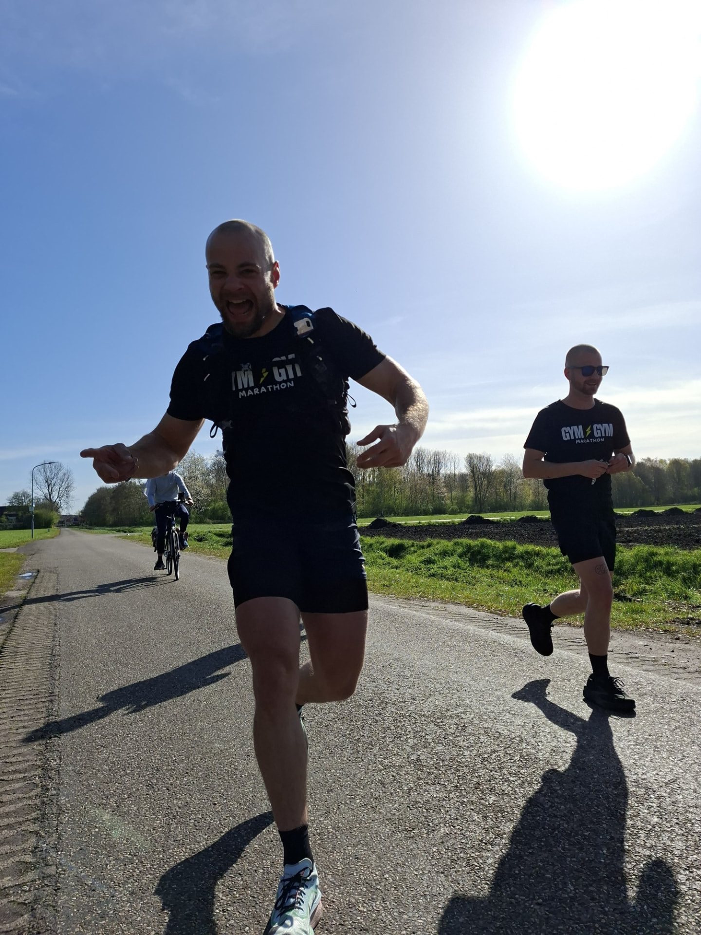 Loper met support op de route
