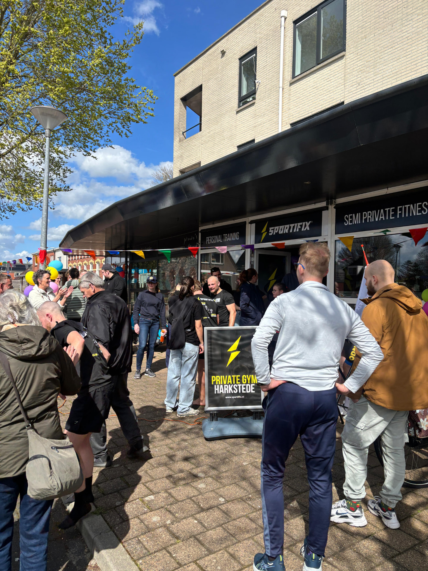 Publiek bij de finish voor Sportifix Harkstede