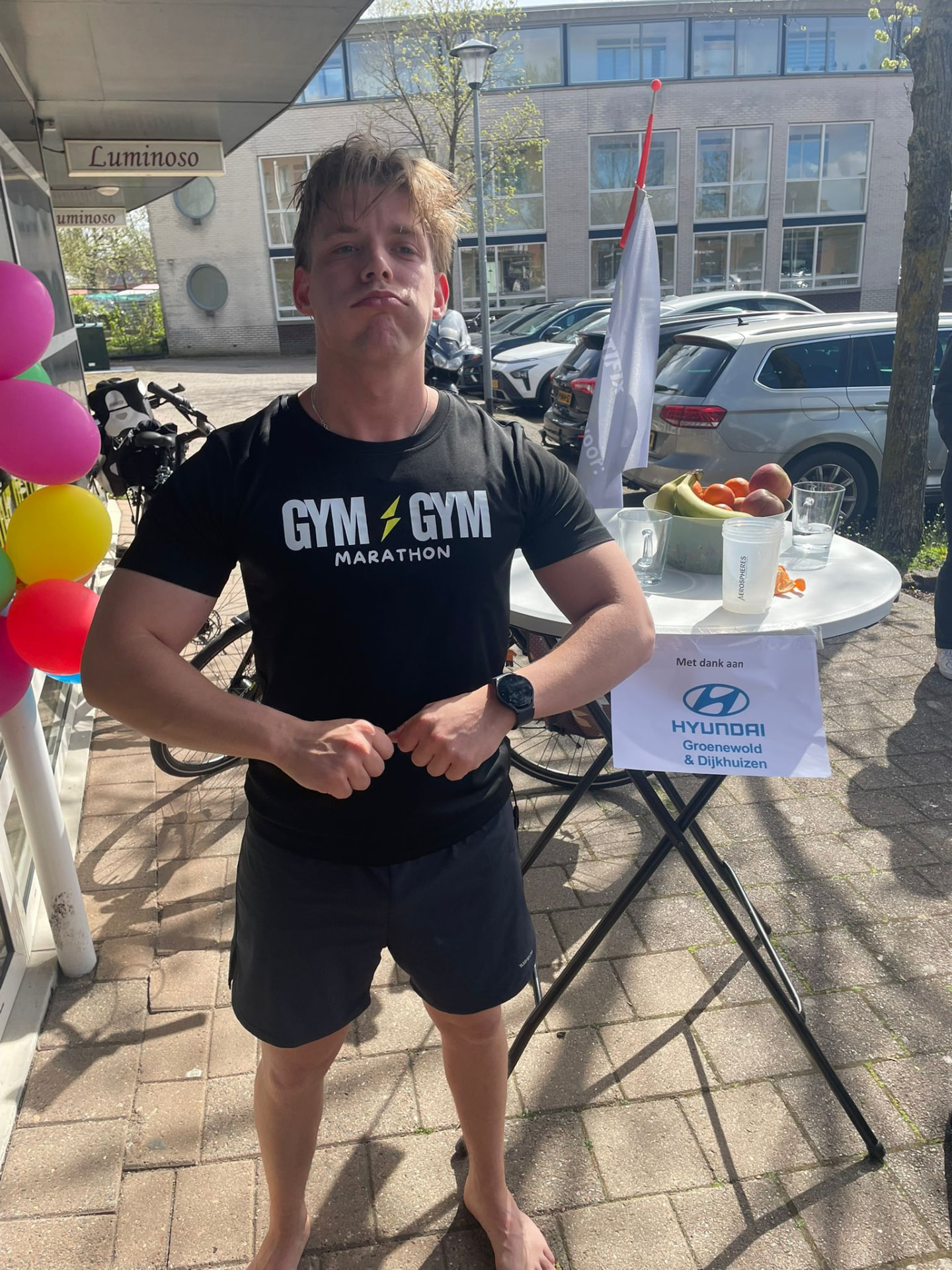 Loper in het Gym ⚡ Gym Marathon-shirt bij de finish